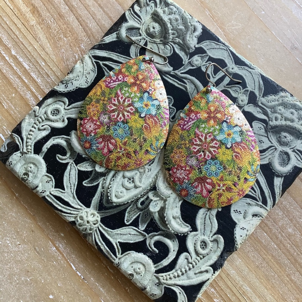 FRANCESCA’S Spring Garden Chrome Teardrop Earrings